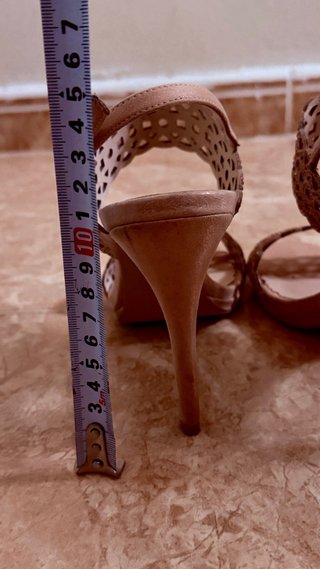 Sandalias de fiesta elegante con detalles calados