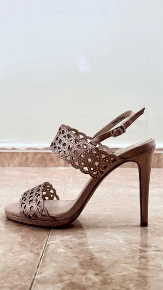 Sandalias de fiesta elegante con detalles calados