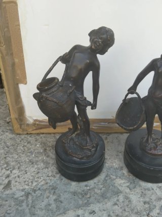 Figuras de bronce niños con cántaros