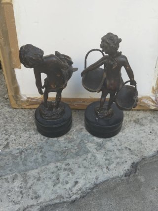 Figuras de bronce niños con cántaros