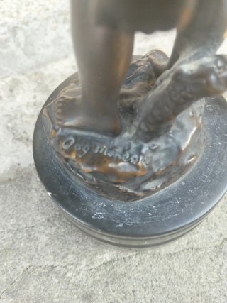 Figuras de bronce niños con cántaros