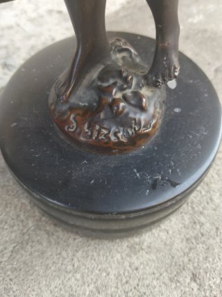 Figuras de bronce niños con cántaros