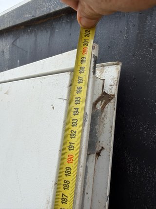 Puerta trastero blanca con rejillas