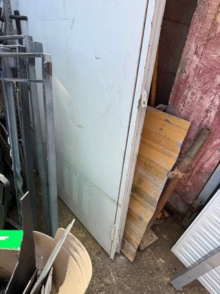 Puerta trastero blanca con rejillas