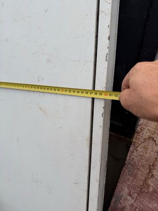Puerta trastero blanca con rejillas