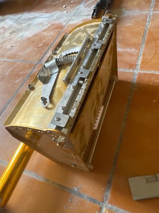 Herramienta para pladur dorada