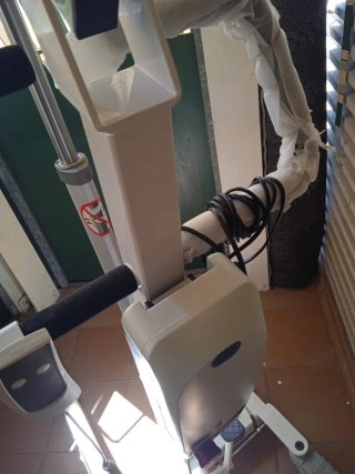 Grúa eléctrica para persona de movilidad reducida.