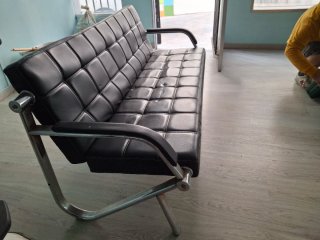 Sofá de recepción negro y plateado