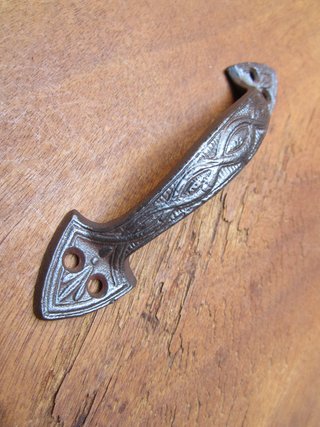 Tirador antiguo de hierro colado, 16 cm.