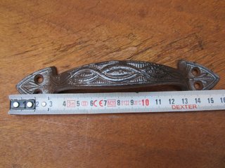 Tirador antiguo de hierro colado, 16 cm.
