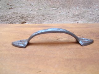 Tirador antiguo de hierro colado, 16 cm.