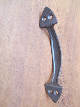 Tirador antiguo de hierro colado, 16 cm.