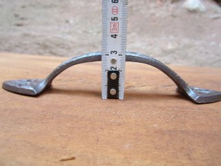 Tirador antiguo de hierro colado, 16 cm.