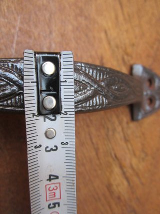 Tirador antiguo de hierro colado, 16 cm.