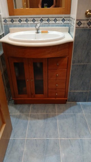Mueble de baño  con lavabo, estantería y espejo