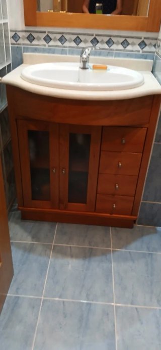Mueble de baño  con lavabo, estantería y espejo
