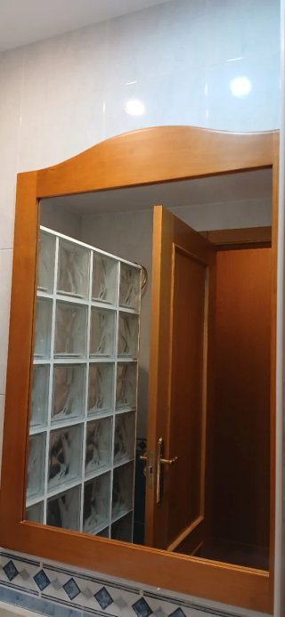 Mueble de baño  con lavabo, estantería y espejo