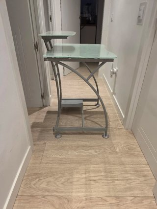 Mesa ordenador cristal y aluminio