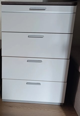 Cómoda de dormitorio blanca y marrón. También