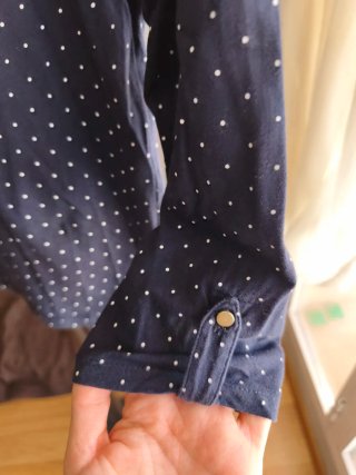 Camiseta azul con encaje y lunares