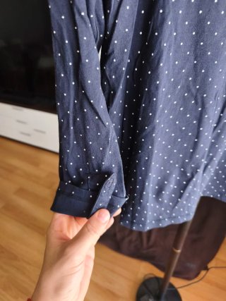 Camiseta azul con encaje y lunares