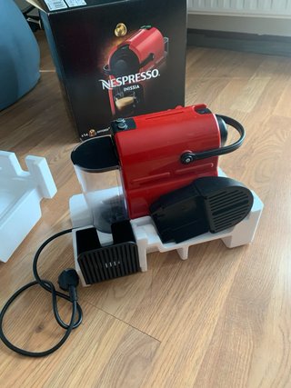 Macchina da caffè Nespresso Inissia rossa