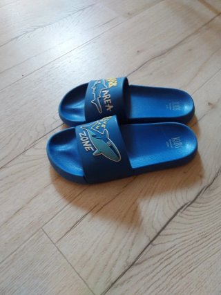 Ciabatte azzurre per bambini con squali