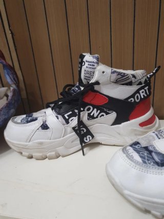 Zapatillas deportivas rojas y blancas