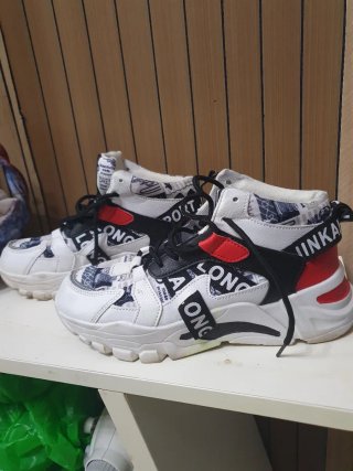 Zapatillas deportivas rojas y blancas
