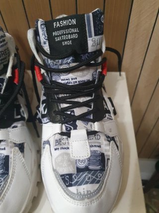 Zapatillas deportivas rojas y blancas