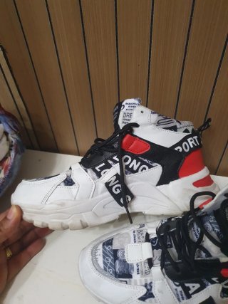 Zapatillas deportivas rojas y blancas