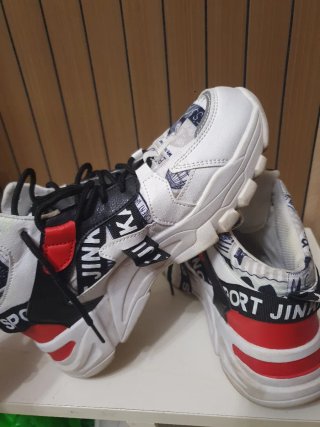 Zapatillas deportivas rojas y blancas