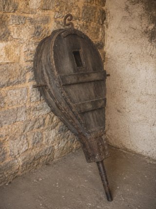 Fuelle antiguo de roble, cuero e hierro. S. XIX