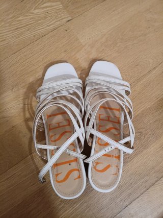 Sandalias blancas tacón bajo