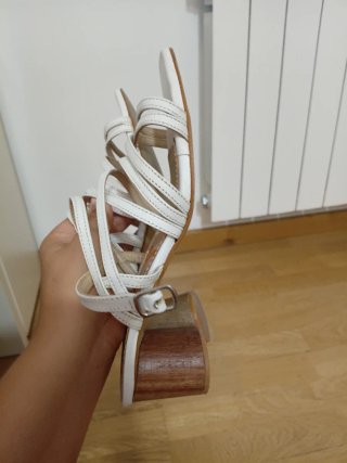 Sandalias blancas tacón bajo