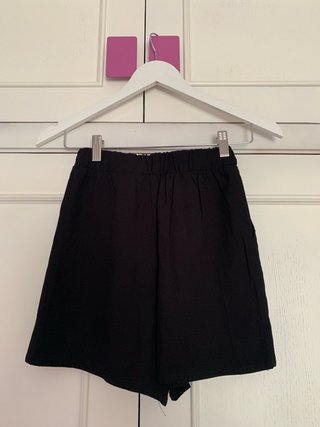 Pantalones Cortos Negros tipo lino con etiqueta