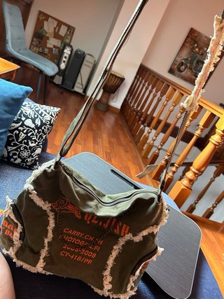 Bolso bandolera verde con detalles desgastados