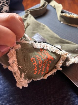 Bolso bandolera verde con detalles desgastados