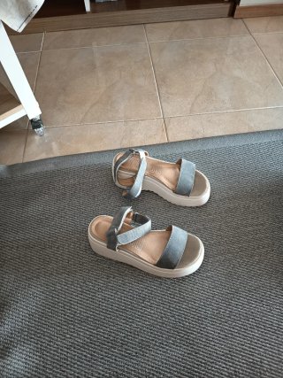 Sandalias negras de tiras