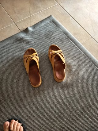Sandalias negras de tiras