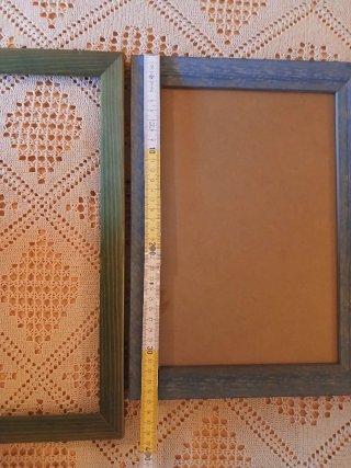 Cornici in legno blu e verdi