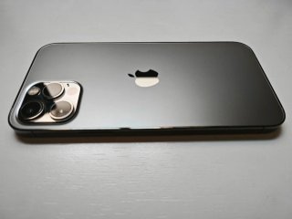 iPhone 12 Pro Gris oscuro 128 GB y cargador.