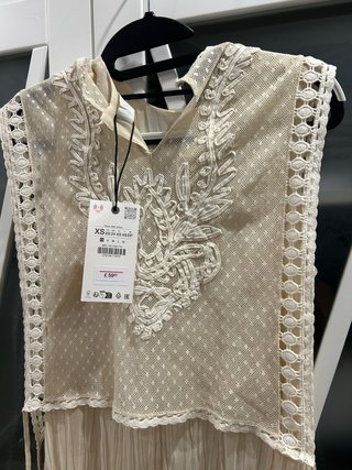 Vestido Zara beige con sobrecapa desmontable