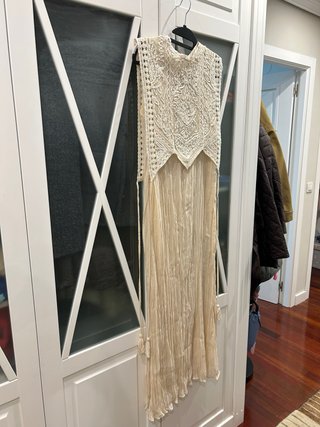 Vestido Zara beige con sobrecapa desmontable