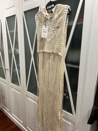 Vestido Zara beige con sobrecapa desmontable