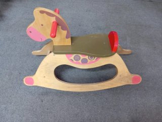 Caballo balancín de madera