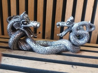 Figura de dragón plateado entrelazado