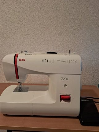 Máquina de coser eléctrica ALFA 720+ con mesa