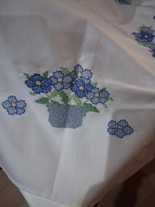 Mantel blanco bordado flores azules 75×75