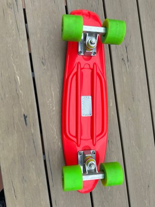 Patinete rojo con ruedas verdes